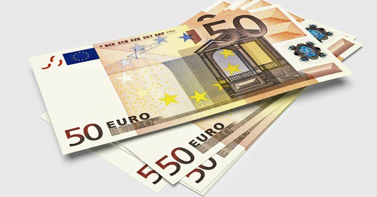 EUR/USD Pressured Below 1.0500 Ahead of Eurozone Data