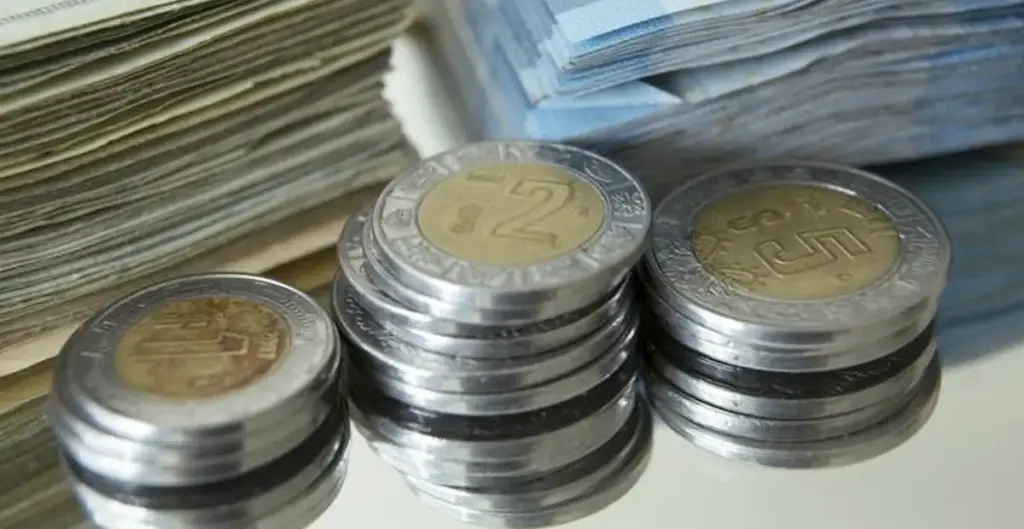 Mexican Peso Rises as Banxico Holds Key Rate Steady