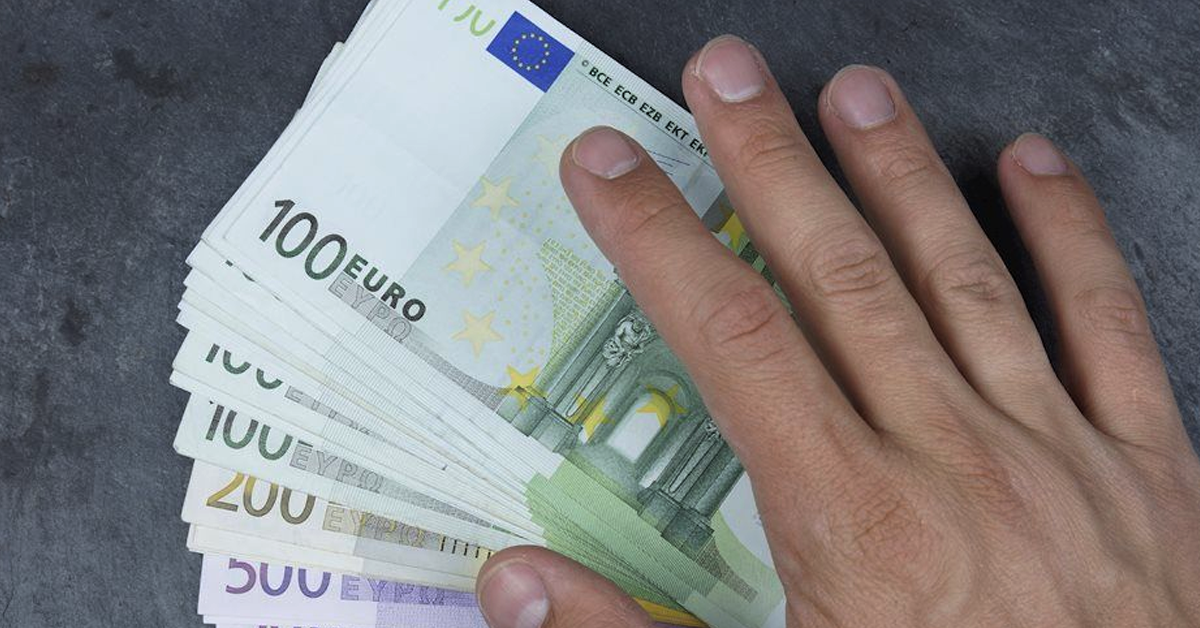 EUR/USD Holds Below 1.1000 as Markets