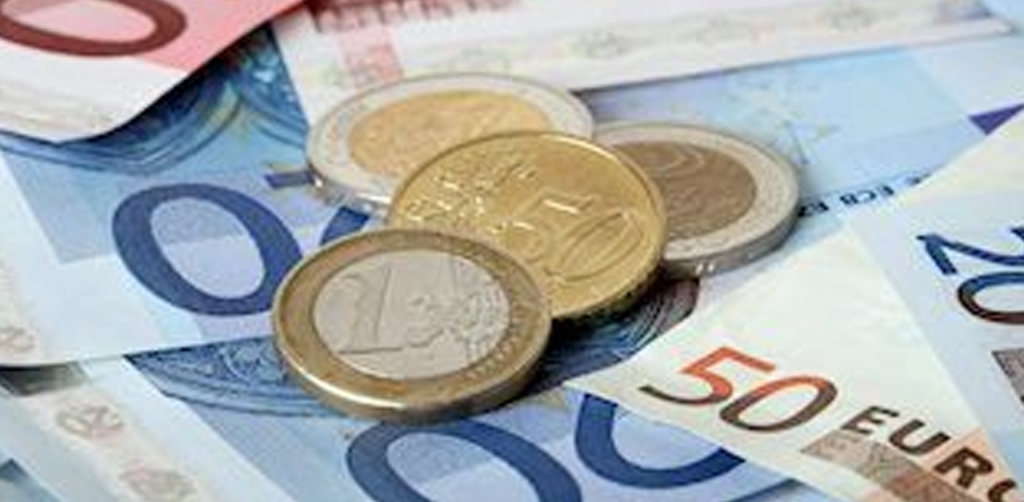 EUR/USD Holds Firm Above 1.1100 with Fed Minutes Awaited